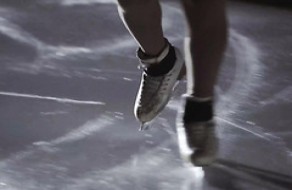 Asian babe - une patineuse artistique révèle à un garçon blanc directement dans le vestiaire