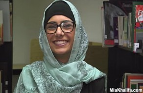 La pute arabe Mia Khalifa dans la bibliothèque