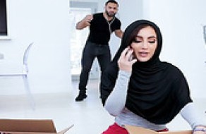 Demi-soeur punie en hijab pour être allée à une fête
