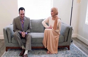 Une femme musulmane baise le partenaire commercial de son mari
