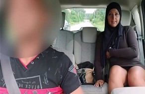 Une femme musulmane mariée en hijab se masturbe sur le siège arrière et se fait baiser en public