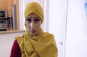 Une fille arabe en hijab trahit ses directeurs et trompe son petit ami bien-aimé