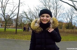 Eva Elfie, une ado russe coquine, fait une pipe en public pour de l'argent