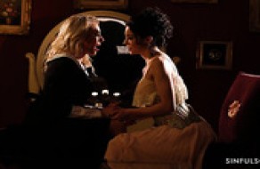 Anna De Ville et Brittany Bardot dans un sexe lesbien érotique