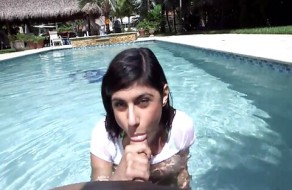 Mia Khalifa baisée très fort par Sean Lawless au bord de la piscine