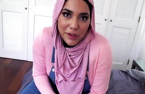 Une jeune musulmane aux gros seins et aux courbes timides en hijab a demandé à son beau-cousin de prendre sa virginité