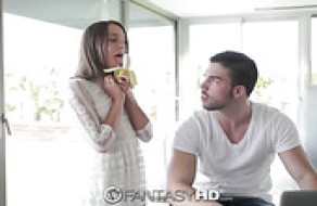 La charmante petite amie Foxy Di mange une banane de manière érotique devant son petit ami.