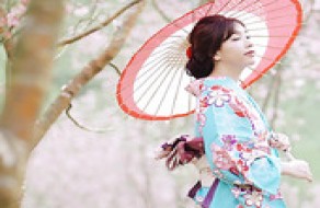 Une charmante fille japonaise aux gros seins en kimono se livre à des rapports sexuels tendres et sensuels