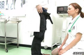 La délicieuse infirmière asiatique Mio Kuraki suce une bite debout sur ses genoux.