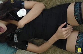 Une policière asiatique intense se masturbe en lingerie