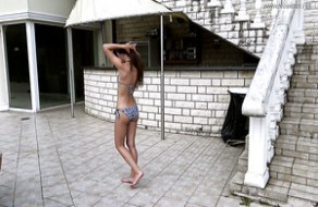 Séduisante chaudasse nue Irina Russaka aime nager dans érotique mode