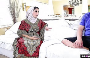 Coquine Pakistanais femme Nadia Ali se fait des amis avec de la chance voisin