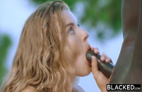 Mia Melano baise un homme noir de l'hôtel pendant les vacances