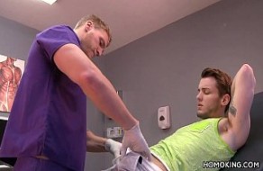 Gay médecin de sucer son beau patient