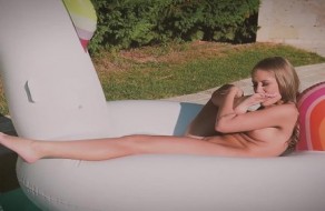 Grésillement chaud masturbation solo montre Tiffany Tatum lécher la glace de ses orteils